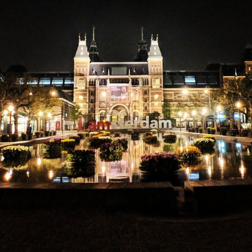 Rijksmuseum lit up at night with the I Amsterdam letters